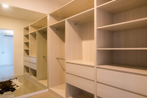 FH-P310-walk-in-closet1