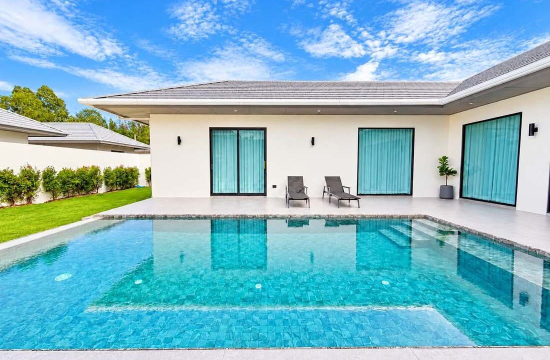 01-pool-front-exterior